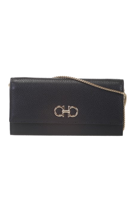 Shop SALVATORE FERRAGAMO  Borsina: Salvatore Ferragamo wallet with shoulder strap.
Wallet in hammered calfskin, completed with a metal chain to also wear it as a minibag. The interior is functional and spacious, with slots and compartments for cards and banknotes, a central zip pocket for coins.
Golden finish.
Height 10.5 CM, length 19.0 CM, depth 3.5 CM.
Composition: 100% leather.
Made in Italy.. 220636-770374
